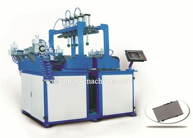 サーボ タイプ アルミニウム ラジエーターのためのプラスチック タンクひだが付く/締めつける機械