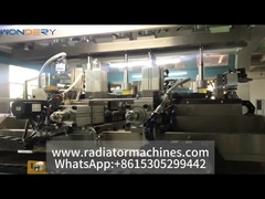 ラジエータのプラスチックタンクをクリップする機械が試験中